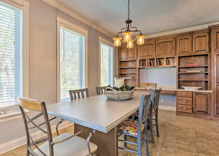 Family Getaway! River View W/ Pool Holiday home *