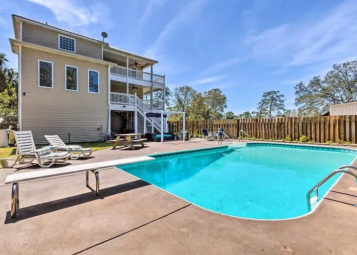 Family Getaway! River View W/ Pool Holiday home