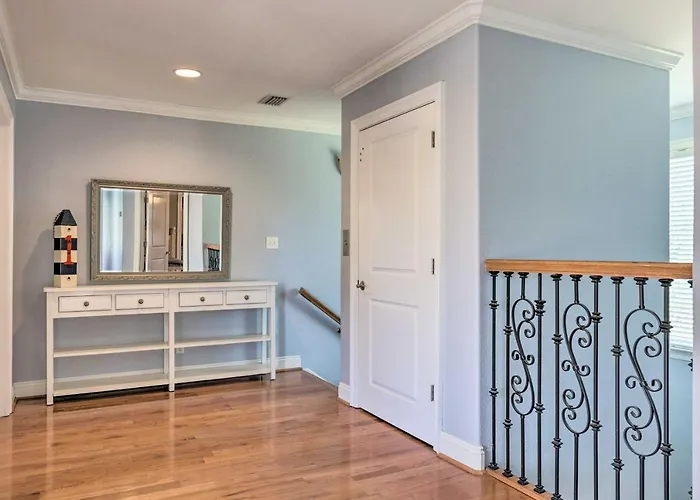 Holiday home Family Getaway! River View W/ Pool