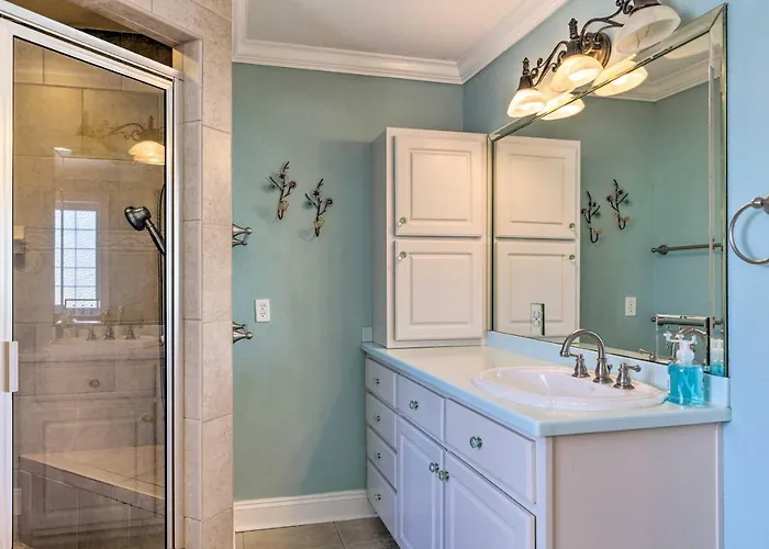 Family Getaway! River View W/ Pool Holiday home