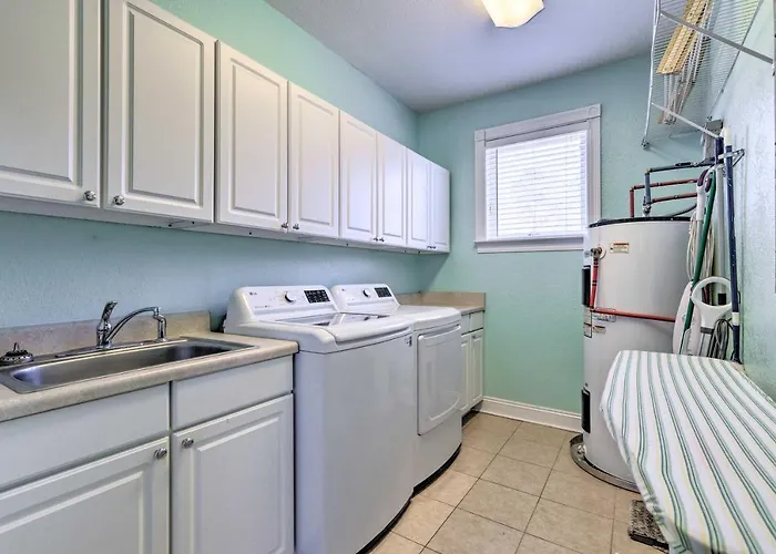 Family Getaway! River View W/ Pool Holiday home