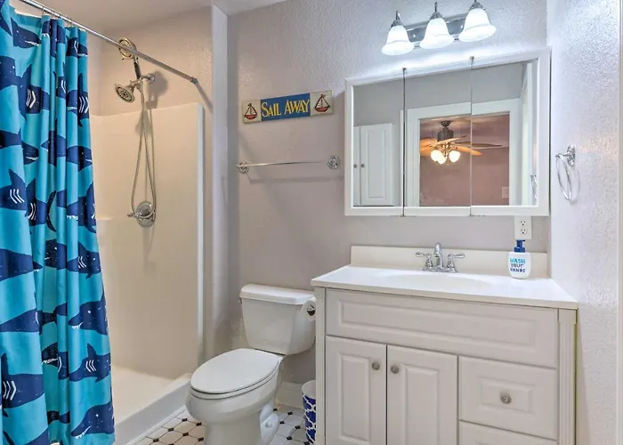 Holiday home Family Getaway! River View W/ Pool