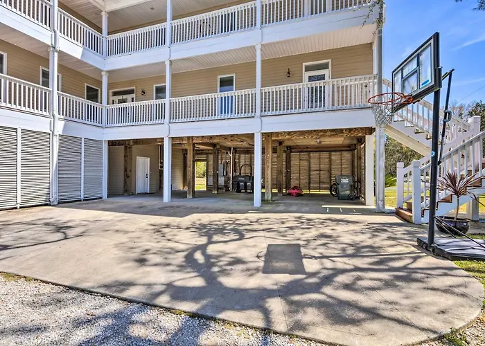 Holiday home Family Getaway! River View W/ Pool *