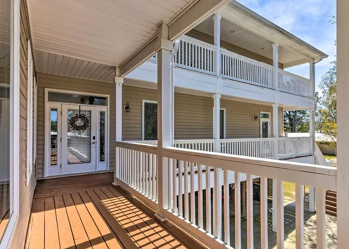 Holiday home Family Getaway! River View W/ Pool