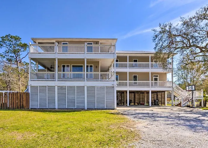 Holiday home Family Getaway! River View W/ Pool *